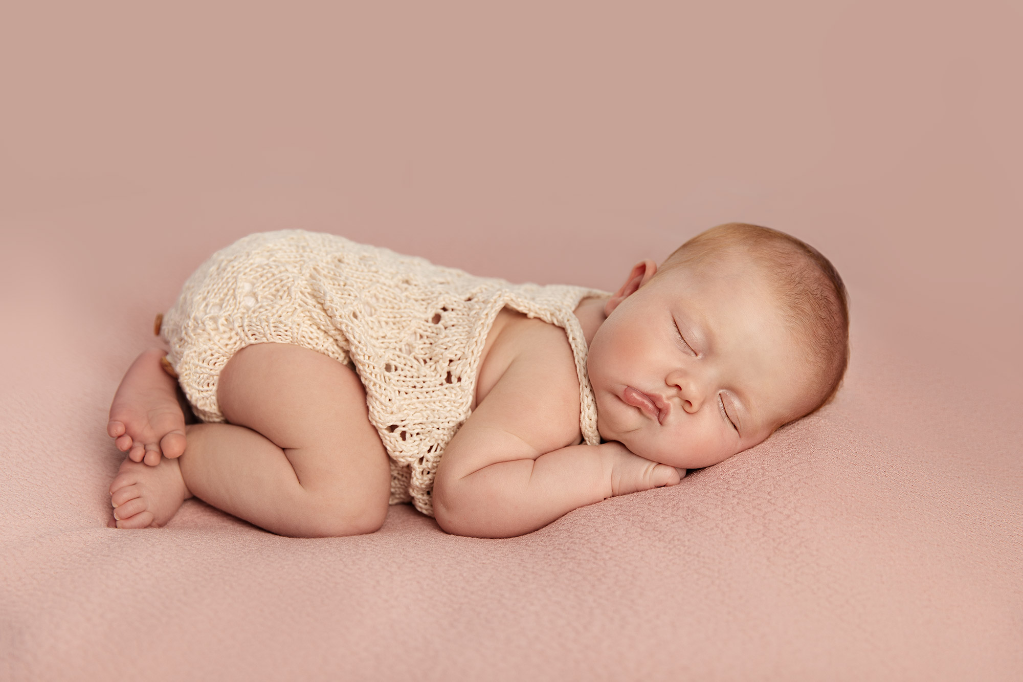 15 Simple & Safe Newborn Poses for Gorgeous Baby Photos